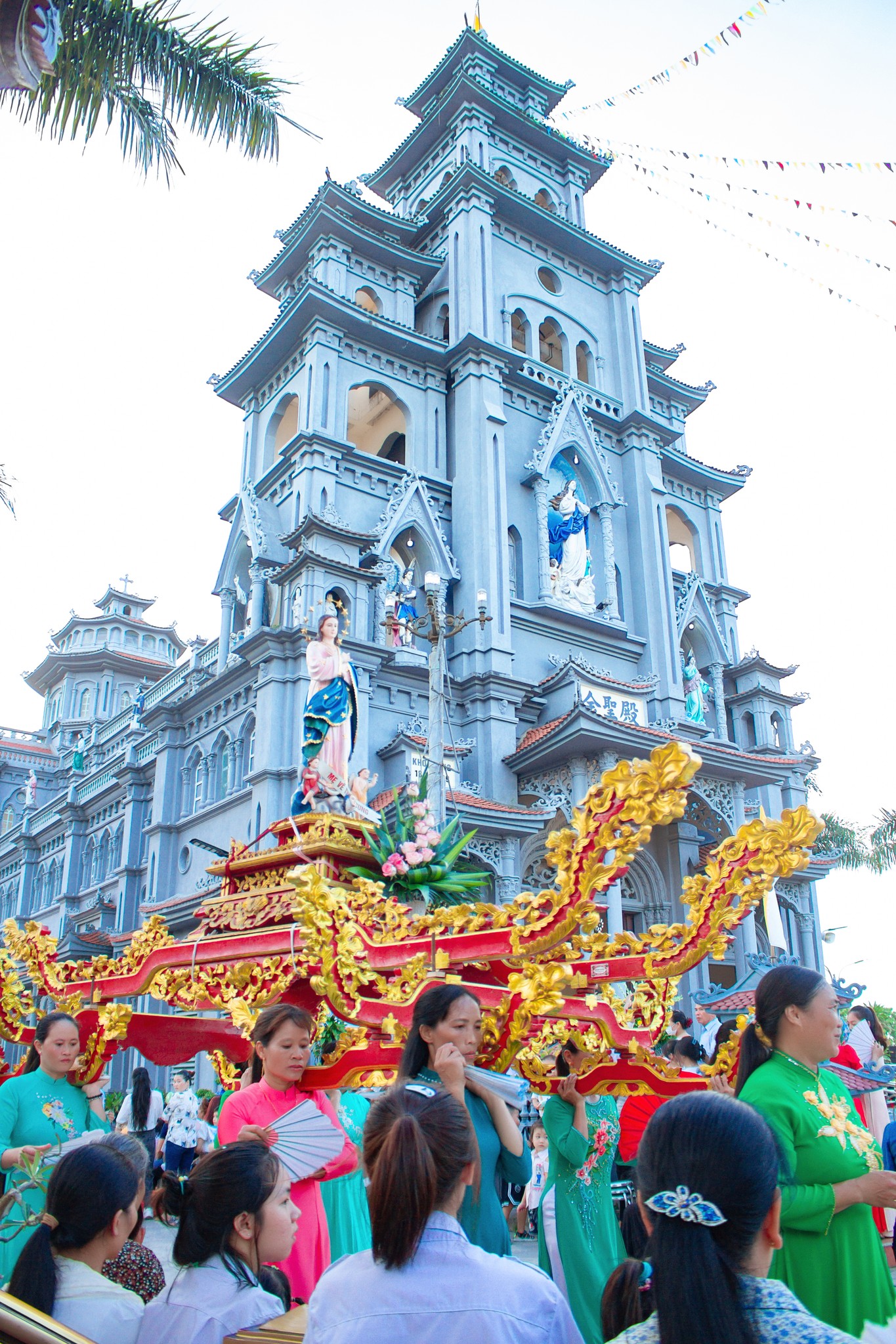 Thánh lễ Chúa Nhật tại nhà thờ Giáo họ Trung Đồng, cộng đoàn giáo dân sốt sắng tham dự