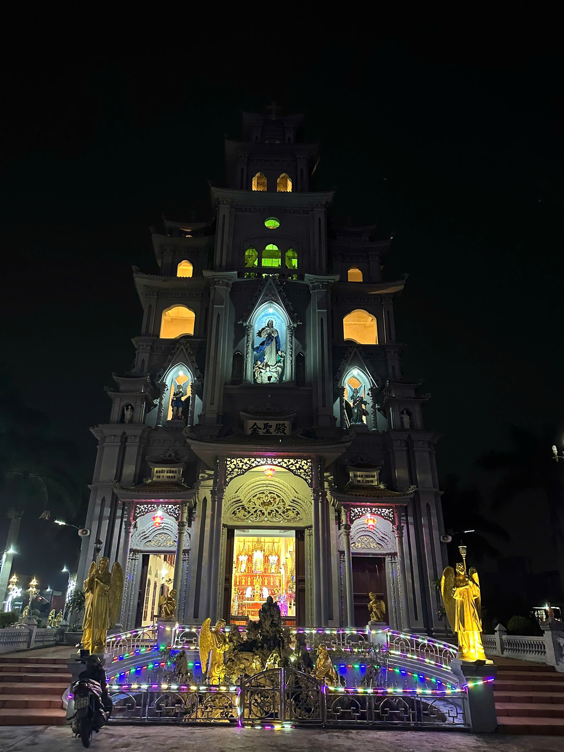 Hoạt động thiện nguyện phát quà cho người nghèo nhân dịp Tết