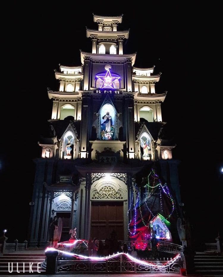 Lớp giáo lý thiếu nhi, các em chăm chú lắng nghe